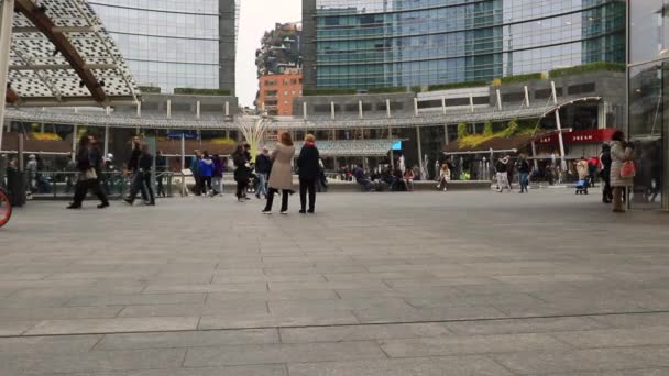 Πλάνα Των Ανθρώπων Που Περπατούν Στην Πλατεία — Αρχείο Βίντεο