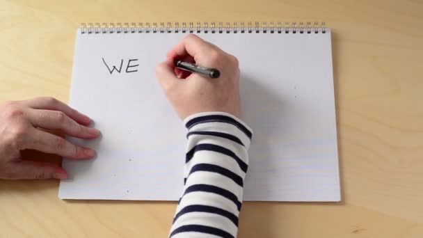 Vrouw Schrijven Notebook Met Marker Papier — Stockvideo