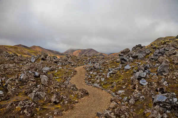 Ένα Μονοπάτι Μέσα Από Βραχώδεις Ηφαιστειακούς Βράχους Στο Landmannalaugar Ισλανδία — Φωτογραφία Αρχείου