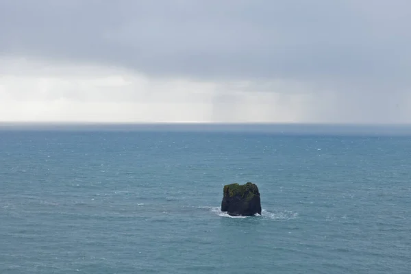 Μια Μεγάλη Μαύρη Πέτρα Στον Βόρειο Ατλαντικό Ωκεανό — Φωτογραφία Αρχείου