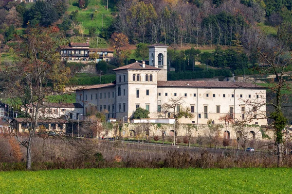 イタリア ベルガモのアスティノ渓谷 秋の日にサンセポルクロ修道院 — ストック写真