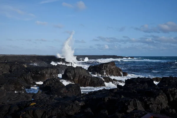 一个美丽的大浪拍击在岩石海岸上 — 图库照片