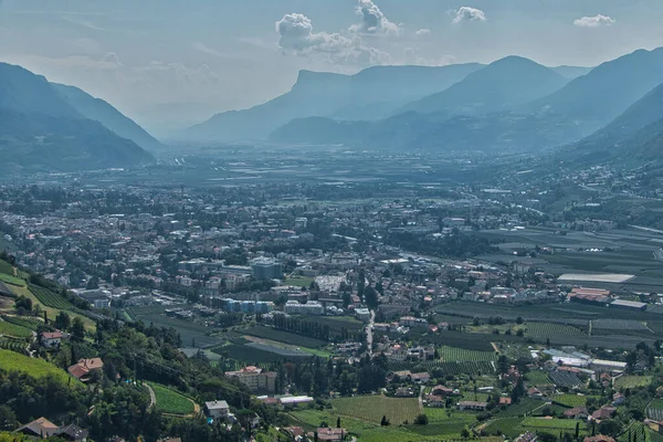 Wysokie Ujęcie Kąta Wsi Polami Uprawnymi Południowym Tyrolu — Zdjęcie stockowe