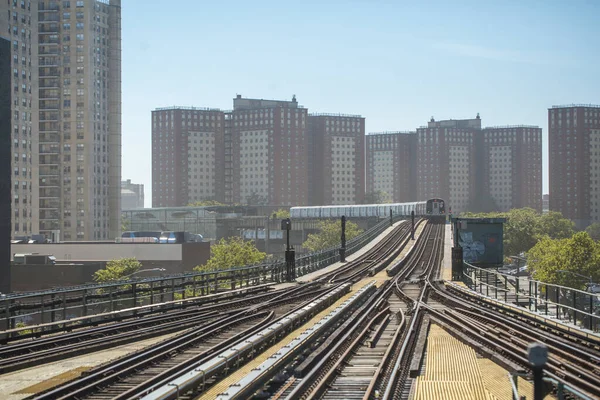 Etrafı Yüksek Binalarla Çevrili Bir Tren Yolu Manzarası — Stok fotoğraf