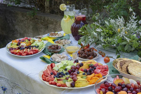 Dekorovaný Stůl Servírovaný Venku Ovocem Nápoji Jídlem — Stock fotografie
