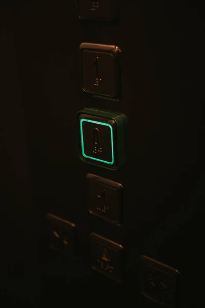 Svislý Záběr Tlačítka Výtahu Neonově Zeleným Světlem — Stock fotografie