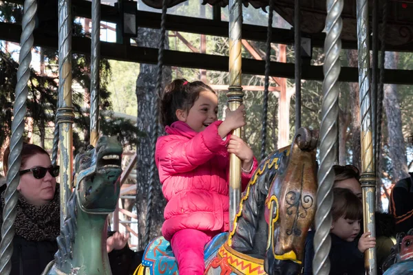 Мадрид Испания Ноя 2021 Счастливая Девушка Весело Катающаяся Карусели Парке — стоковое фото