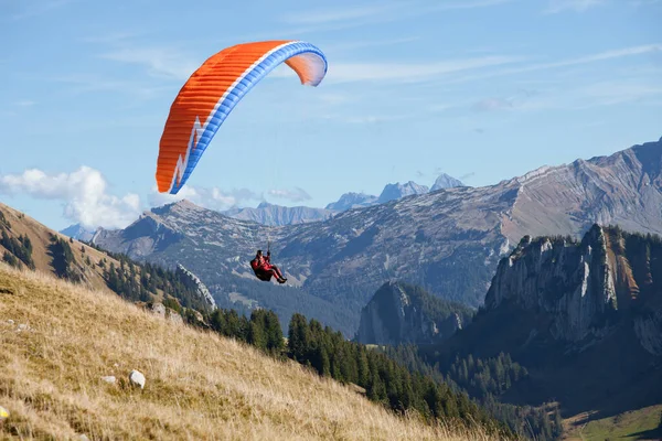 Bezau Austria Październik 2018 Piękny Widok Osoby Paralotniującej Nad Górami — Zdjęcie stockowe