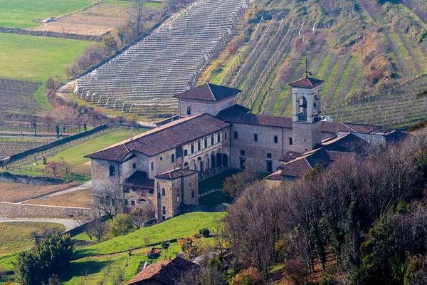 イタリア ベルガモのアスティノ渓谷 秋の日にサンセポルクロ修道院 — ストック写真
