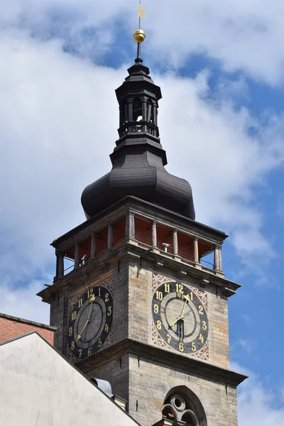 Ένα Κάθετο Πλάνο Ενός Λευκού Πύργου Στο Hradec Kralove — Φωτογραφία Αρχείου