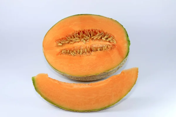 Närbild Läckra Melon Halvor Med Melon Skiva Isolerad Vit Bakgrund — Stockfoto
