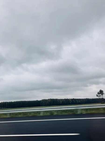 Una Vista Del Cielo Negro Carretera Árboles Verdes —  Fotos de Stock