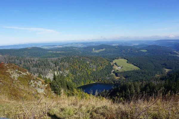 Uma Bela Vista Com Lago Uma Montanha Feldberg Alemanha — Fotografia de Stock