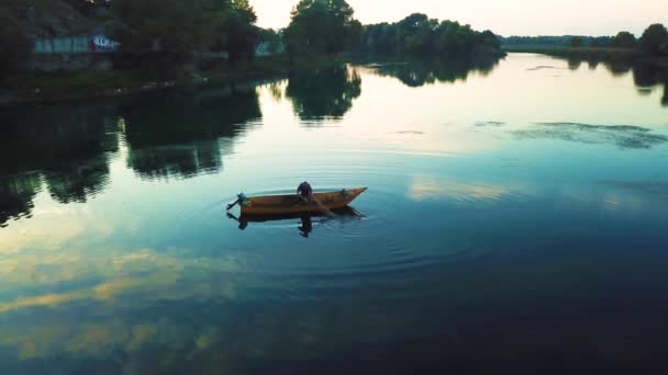 Séquence Pêcheur Sur Bateau Coucher Soleil — Video