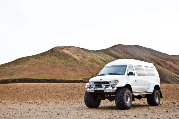 Landmannalaugar Island Října 2019 Velké Bílé Horské Auto Hnědém Poli — Stock fotografie