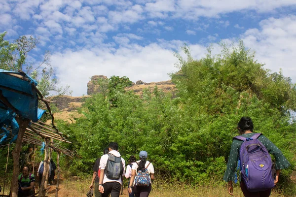 Grupo Caminhantes Escalando Uma Montanha Marrom Desolada Irshalgad Fort Índia — Fotografia de Stock