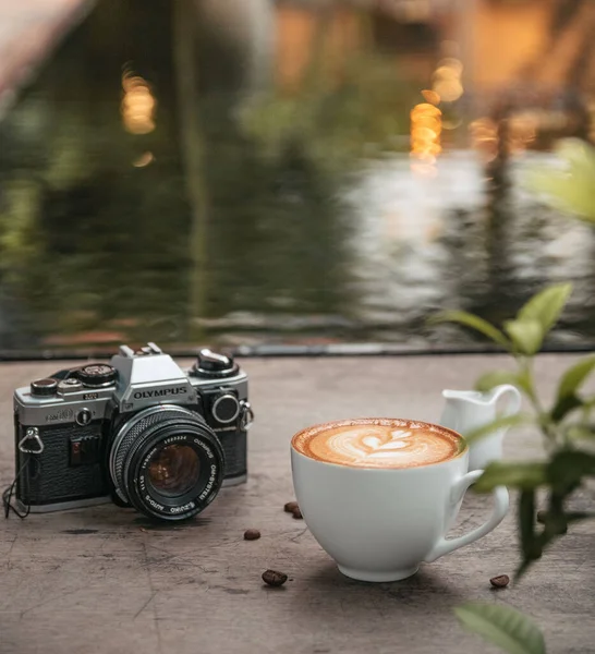 Chi Minh Vietnam Oct 2021 Vertical Shot Cappuccino Cup Film — Stock Photo, Image