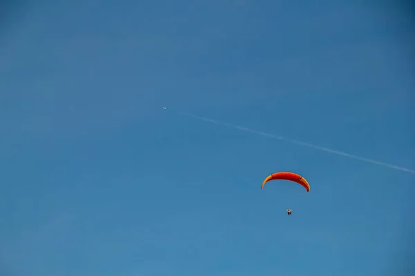 Een Lage Hoek Opname Van Een Persoon Parachutesprong Heldere Lucht — Stockfoto