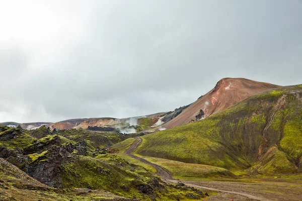Прогулка Скалистым Вулканическим Скалам Ландманналогаре Исландия — стоковое фото