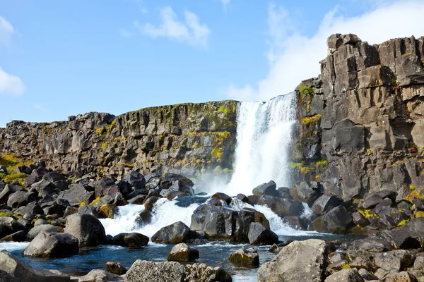 Uma Bela Vista Uma Cachoeira Rochosa Thingvellir Islândia — Fotografia de Stock