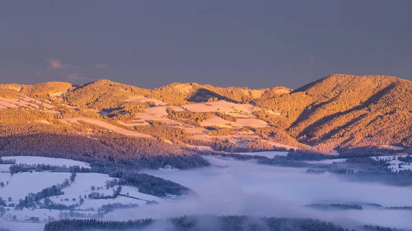 Bela Paisagem Inverno Com Colinas Montanhas Durante Pôr Sol Áustria — Fotografia de Stock