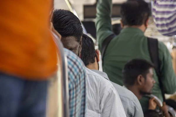 ムンバイ インド 2021年11月18日 ばかな列車で行く乗客の浅い焦点ショット — ストック写真
