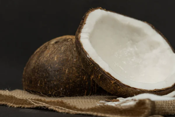 Frische Kokosnuss Auf Schwarzem Hintergrund Die Ihr Wasser Zeichnet Raffiatuch — Stockfoto