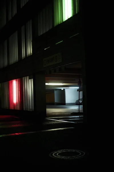 Είσοδος Ενός Χώρου Στάθμευσης Αυτοκινήτων Νύχτα — Φωτογραφία Αρχείου