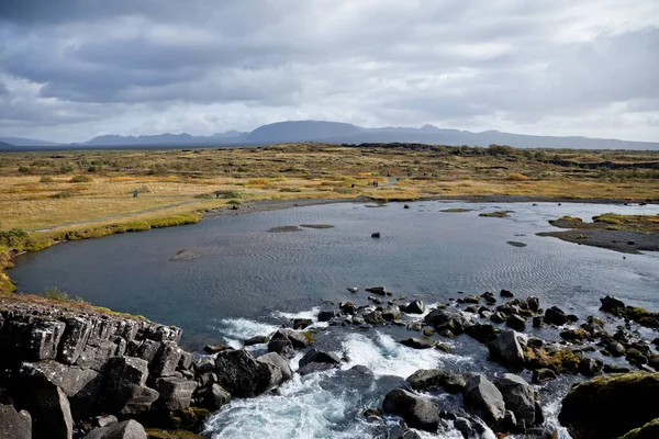 Uma Bela Vista Lago Rochoso Vale Perto Montanhas Thingvellir Islândia — Fotografia de Stock