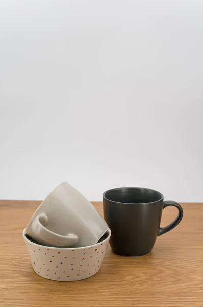 Isolierte Tassen Und Schalen Aus Steingut Auf Einem Hölzernen Hintergrund — Stockfoto