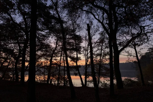 Nascer Sol Colorido Manhã Outono Refletindo Lago Ainda Calmo Visto — Fotografia de Stock