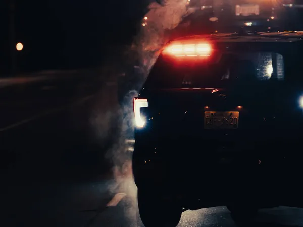 Μια Ανώνυμη Αστυνομία Ford Explorer Διεξάγει Μια Στάση Κυκλοφορίας Τον — Φωτογραφία Αρχείου