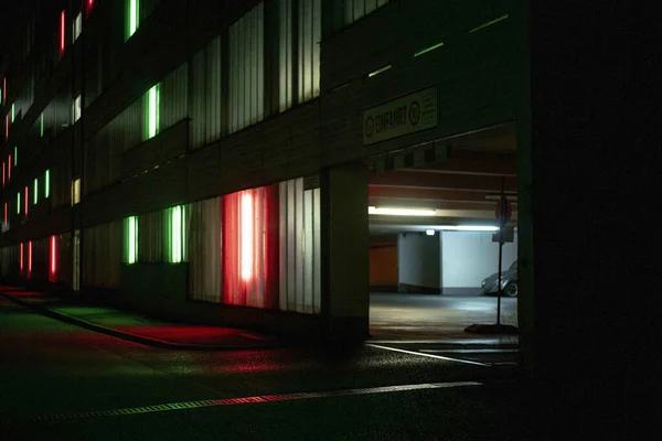 Πάρκινγκ Στο Μόναχο Νύχτα Φωτίζεται Πολύχρωμα Φώτα — Φωτογραφία Αρχείου