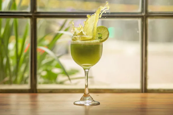 Cocktail Lime Verde Con Gocce Spruzzate — Foto Stock