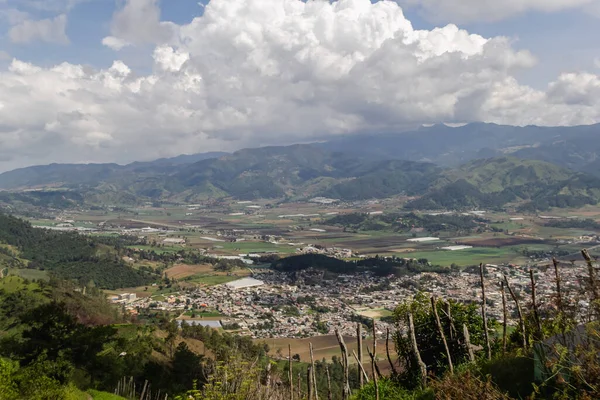 Вид Воздуха Небольшой Городок Окруженный Холмами — стоковое фото