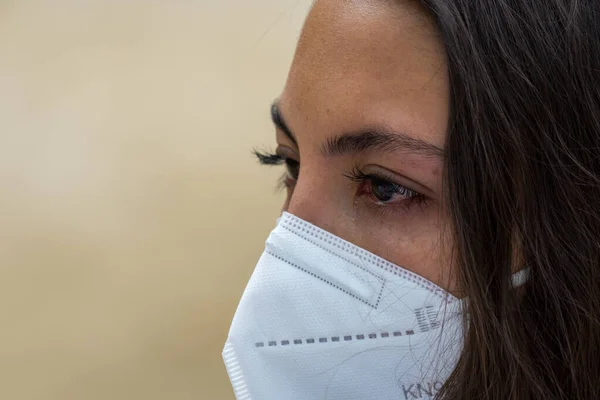 芭芭拉 2021年11月29日 严重疾病时戴着防护面罩 泪眼的悲伤女人 2021年11月29日 西班牙巴塞罗那 — 图库照片