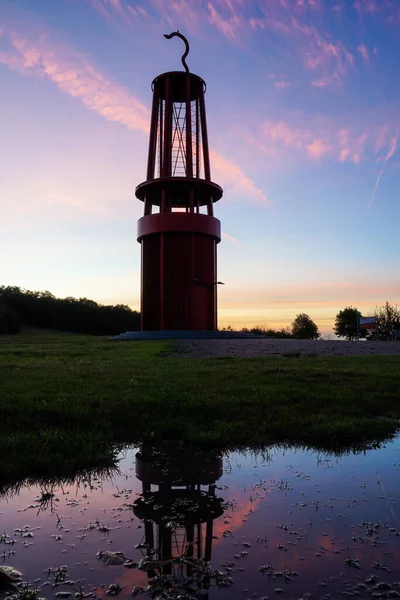 Vertikale Aufnahme Des Turms Form Einer Bergmannslampe Des Kinetischen Künstlers — Stockfoto