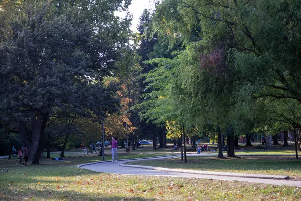 Gente Disfrutando Del Hermoso Paisaje Del Parque Por Mañana —  Fotos de Stock