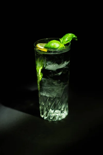 Vaso Bebida Larga Con Hielo Líquido Transparente — Foto de Stock