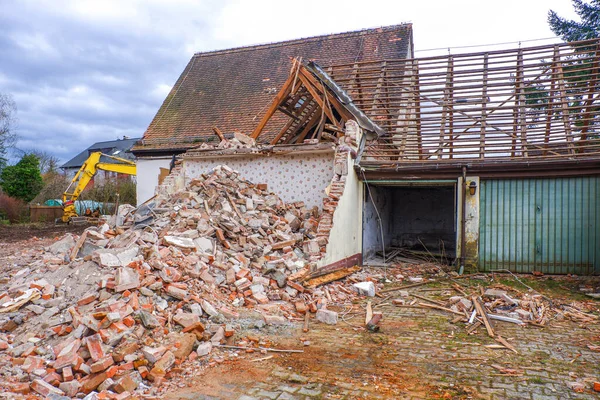 破壊された建物と建設区域内のクレーンの閉鎖ショット — ストック写真