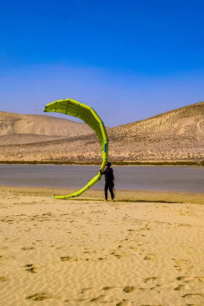 Mann Hält Gleitschirm Wind Strand Von Costa Calma Auf Fuerteventura — Stockfoto