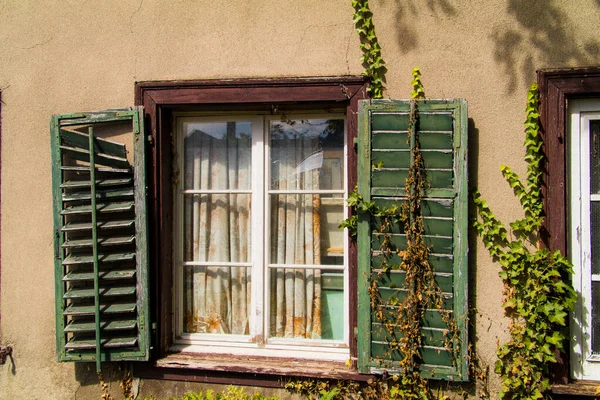 Detailní Záběr Rozbitého Okna Během Dne — Stock fotografie