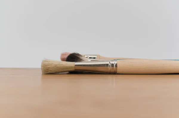 带复制空间的木制桌面上的一组画笔 — 图库照片