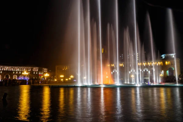 Bellissime Fontane Gli Edifici Illuminati Piazza Della Repubblica Notte Erevan — Foto Stock