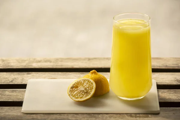 Ein Glas Mit Limonade Auf Einem Holztisch — Stockfoto