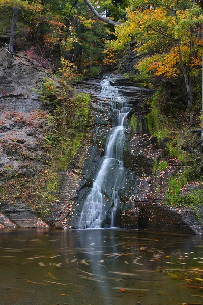 Tiro Hipnotizante Uma Bela Cachoeira Dia Ensolarado Outono — Fotografia de Stock