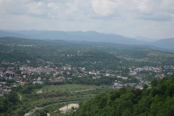 Αεροφωτογραφία Ενός Τοπίου Πόλης Και Βουνού Κάτω Από Ένα Συννεφιασμένο — Φωτογραφία Αρχείου