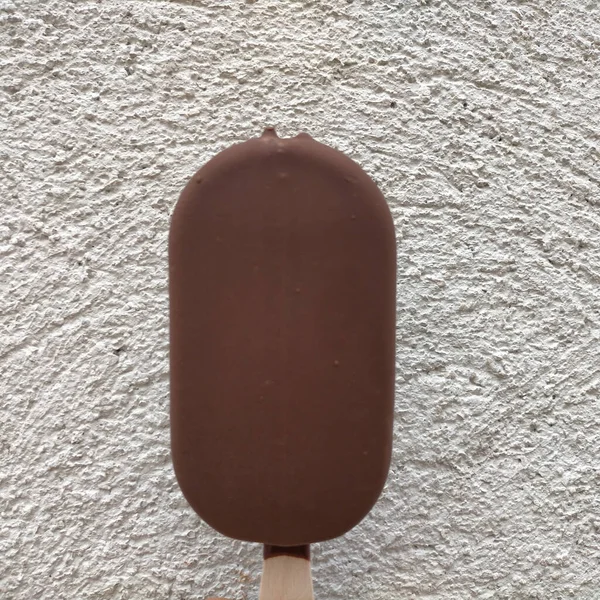 Arkaplanda Çikolata Kaplı Taze Bir Dondurma — Stok fotoğraf