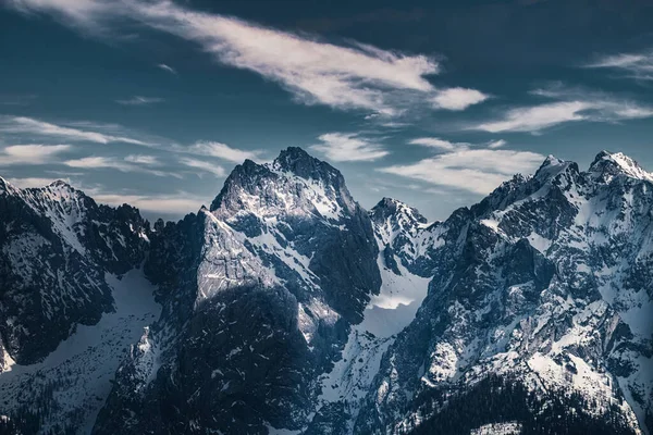 雪に覆われた山の上の曇り空 — ストック写真
