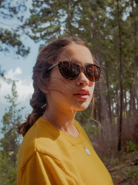 Attractive Young Girl Wearing Sunglasses Posing Forest — Stock Photo, Image